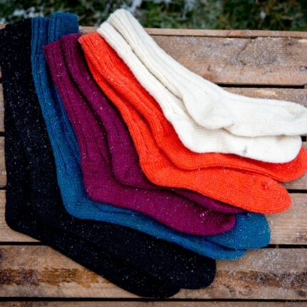 Chaussettes en laine teinte artisanalement avec des colorants écologiques