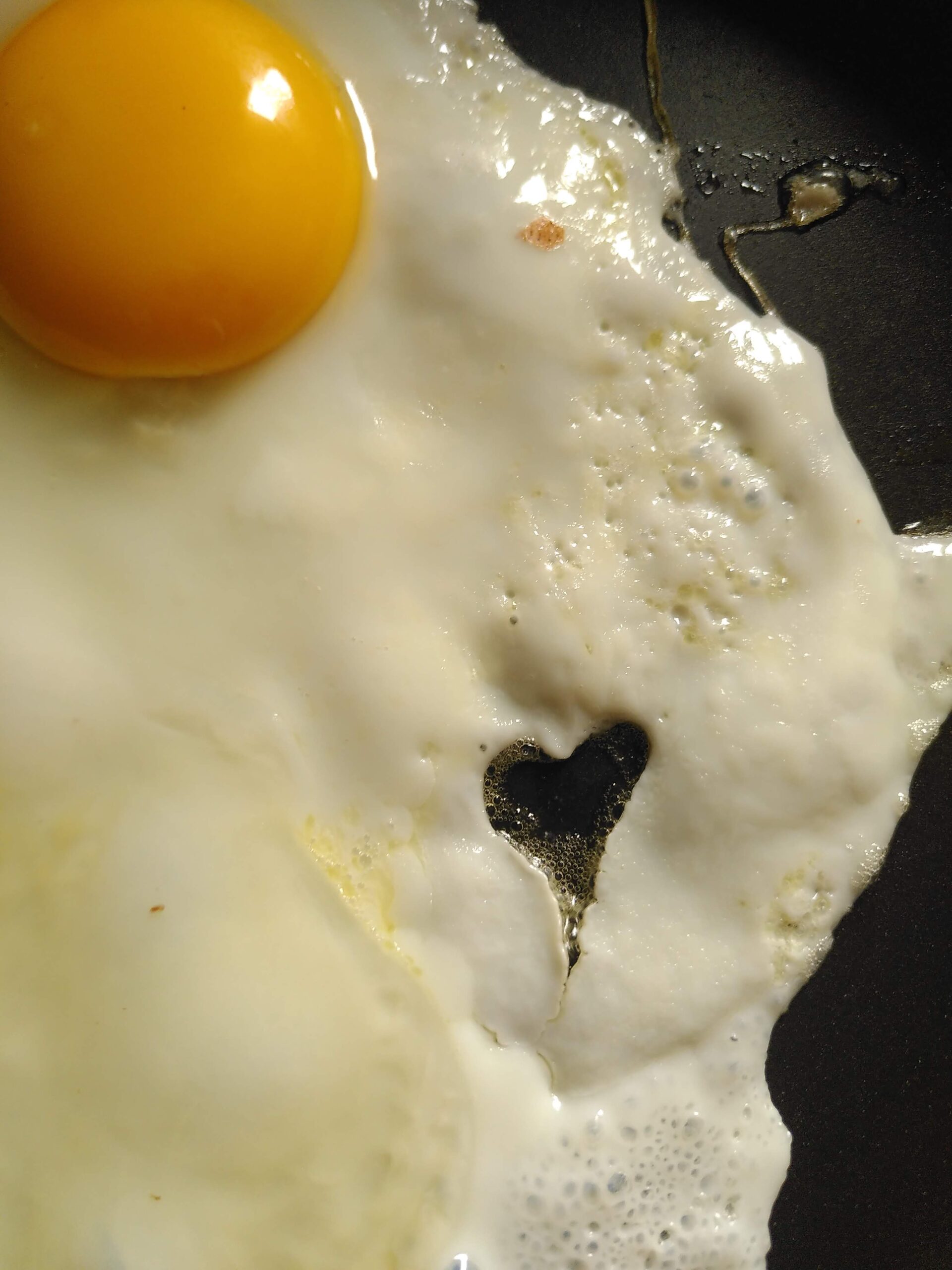 Oeuf en forme de coeur pour plus d'amour et d'information