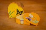 Boite en forme de coeur contenant des post it en forme de coeur